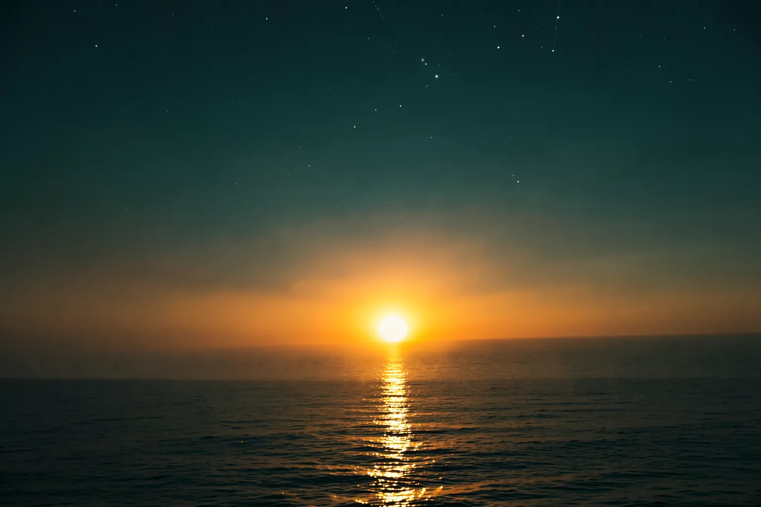 Amanecer dorado sobre el mar con constelaciones en el cielo
